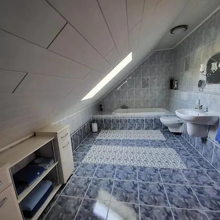 Schoene Mit Eigenem Eingang Und Parkplatz